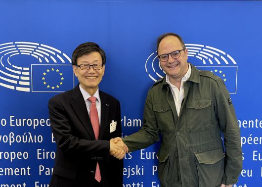 6일 벨기에 브뤼셀에서 윤진식 한국무역협회 회장(왼쪽)이 세자르 루에나 유럽의회 한반도관계대표단 의원과 면담을 마치고 기념사진을 촬영하고 있다.