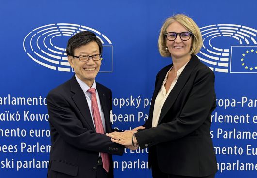 6일(현지시간) 벨기에 브뤼셀에서 윤진식 한국무역협회 회장(왼쪽)이 마리-피에르 베드렌느 유럽의회 국제통상위원회 의원과 면담을 마치고 기념사진을 촬영하고 있다.