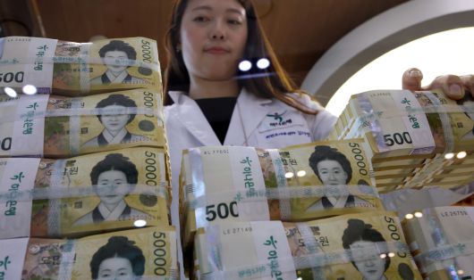 서울 중구 하나은행 위변조대응센터에서 직원이 원화를 정리하고 있다. 사진=뉴시스