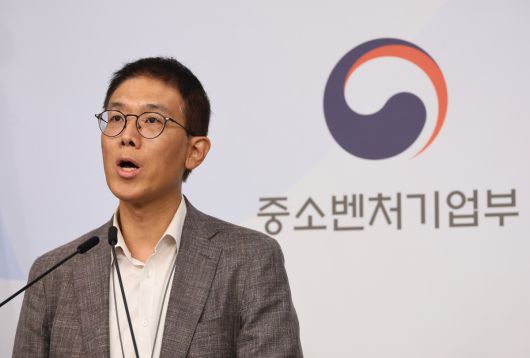 황영호 중소벤처기업부 소상공인경영지원단장이 24일 정부서울청사 별관 브리핑실에서 소상공인 경영부담 완화 위한 3대 지원사업을 설명하고 있다. 뉴시스