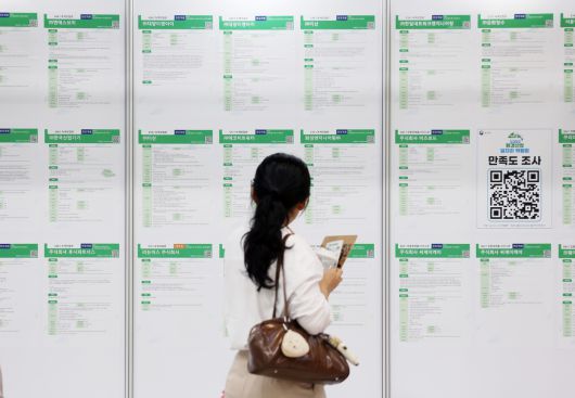 한 구직자가 채용 박람회에서 게시판을 살펴보고 있다. 뉴시스