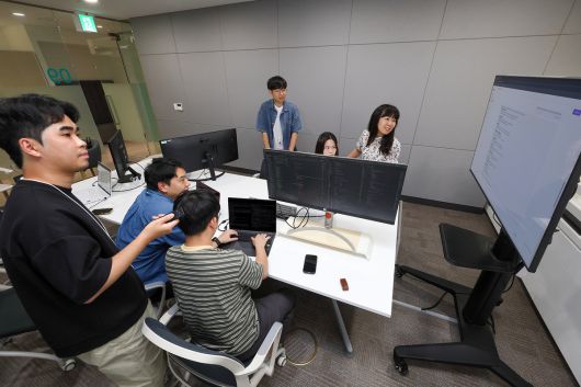 KT 기술혁신부문 연구원들이 서초구 KT 우면연구센터에서 믿음 2.0을 테스트하고 있다. KT 제공