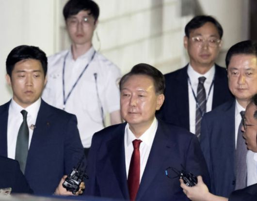 윤석열 전 대통령이 지난 9일 서울중앙지법에서 열린 직권남용 등 혐의 영장실질심사(구속 전 피의자 심문)를 마친 뒤 대기 장소인 서울구치소로 이동하기 위해 법원을 나서고 있다. 뉴시스