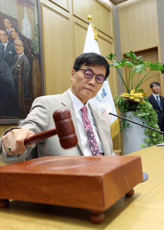 이창용 한국은행 총재가 10일 서울 중구 한국은행 본관에서 열린 금융통화위원회에서 의사봉을 두드리고 있다. 뉴시스