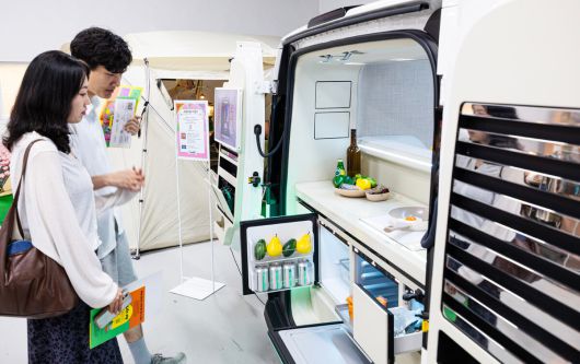 팝업스토어 방문객들이 곳곳에 배치된 제품들을 살펴보고 있다. LG전자 제공