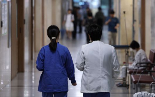 서울 한 대학병원에서 병원 의료진이 지나가고 있다. 뉴시스