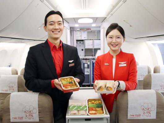 티웨이항공 장거리 노선에서 순수 채식 기내식 메뉴인 '양배추롤과 토마토 쿨리소스'와 '당근 라페 랩'을 선택할 수 있다.