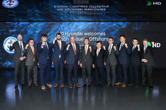 HD현대와 ‘에디슨 슈에스트 오프쇼어(Edison Chouest Offshore)’ 社가 최근 미국 내 컨테이너 운반선 공동 건조를 위한 세부 협력방안 등을 논의했다. 사진 오른쪽에서 여섯번째부터 정기선 HD현대 수석부회장, 디노 슈에스트(Dino Chouest) 에디슨 슈에스트 오프쇼어 대표. HD현대 제공