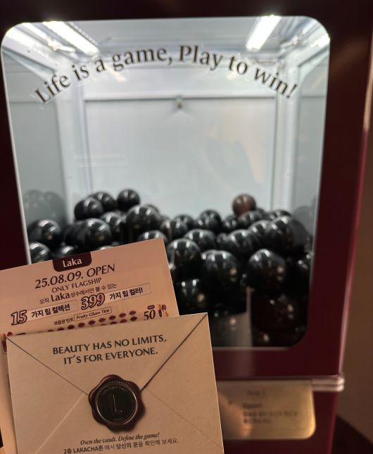 코인을 넣어 미니 본품을 득템할 수 있는 갓챠 기계. 어떤 제품이 나올지 기대하는 재미가 있다. 이화연 기자