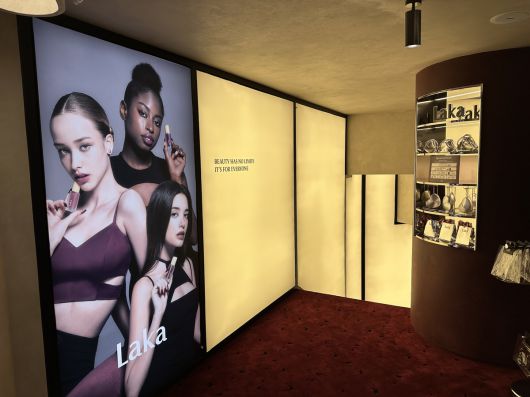 라카는 리브랜딩을 통해 ‘한계 없는 아름다움’을 새로운 브랜드 철학으로 재정의했다. 사진은 플래그십 스토어 2층에 전시된 디스플레이. 이화연 기자