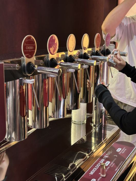 믹솔로지 바에서는 케이스 색상과 원하는 2가지 색상을 조합해 나만의 립을 만들 수 있다. 이화연 기자