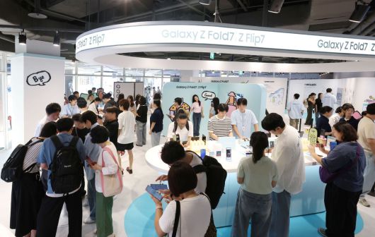 서울 강남구 삼성동 코엑스 ‘더 갤럭시 언폴더스’ 실내 체험존이 방문객들로 붐비고 있다. 삼성전자 제공