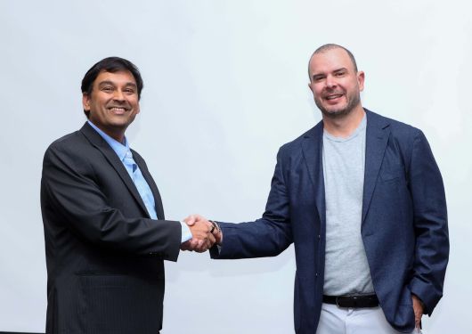 아시시 초디아 알폰소 창립자 겸 이사회 멤버(왼쪽)와 토니 말로우 알폰소 최고마케팅책임자(CMO)가 악수하며 인사를 나누고 있다. 알폰소 제공