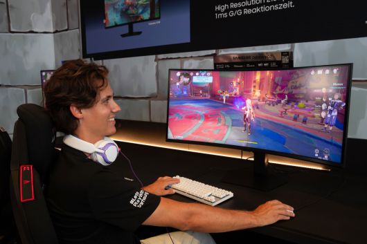 삼성전자 모델이 게임스컴 2025 삼성전자 부스에서 오디세이 G7을 체험하고 있다. 삼성전자 제공