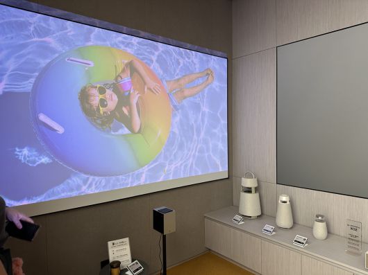 화질 체험존에서 시네빔 큐브로 영상을 투사한 모습. 이화연 기자