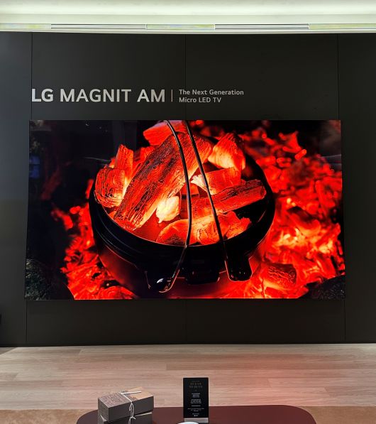 LG전자 최상위 라인업으로 꾸며진 4층에서는 마이크로 LED TV로 대화면의 몰입감을 즐길 수 있다. 이화연 기자