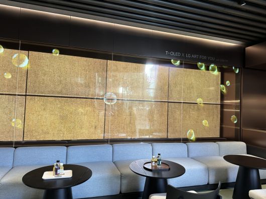 1층 방문객 맞이 공간에 고(故) 김창열 화백의 작품이 상영되고 있다. 이화연 기자