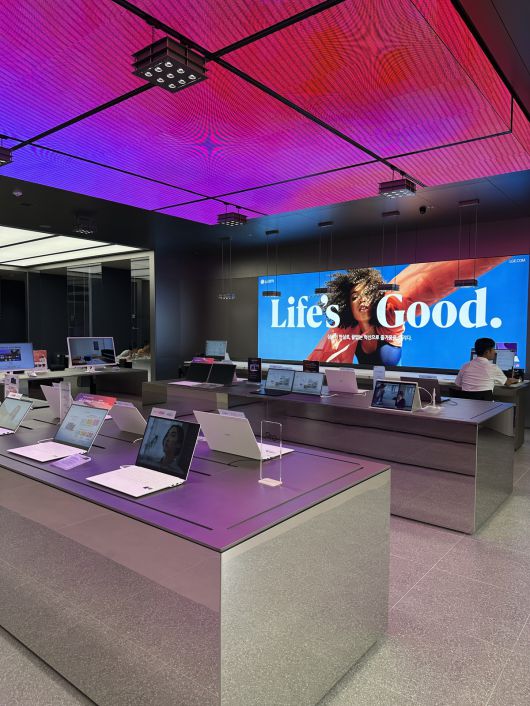 그램의 얇고 가벼운 감성을 직관적으로 전달하는 그램존의 모습. 이화연 기자