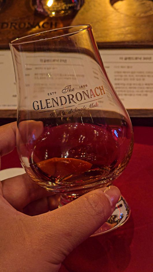 영국의 웨딩케이크를 연상케하는 더 글렌드로낙 30년. 사진=정희원 기자