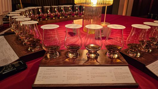 한국브라운포맨이 지난달 28일 서울 신라호텔 영빈관 에메랄드홀에서 셰리 캐스크 숙성 싱글몰트 위스키 ‘더 글렌드로낙’의 고연산 시리즈 ‘울트라 프리미엄 라인’ 출시를 앞두고 프리뷰 행사를 개최했다. 사진=정희원 기자