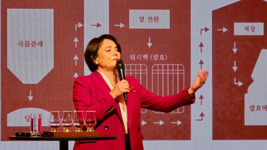 레이첼 배리 마스터 블렌더가 더 글렌드로낙의 제조 과정을 설명하고 있다. 사진=정희원 기자
