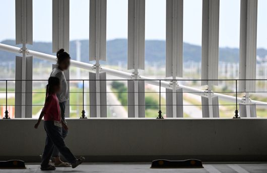 미국 이민당국에 의해 조지아주에 구금됐던 한국인 300여 명이 귀국을 앞둔 12일 인천국제공항 제2여객터미널 장기주차장에서 가족들이 도착을 기다리고 있다.뉴시스