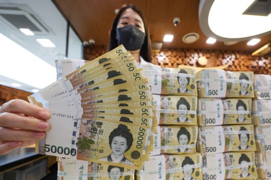 15일 서울 중구 하나은행 위변조대응센터에서 직원이 원화를 정리하고 있다. 뉴시스