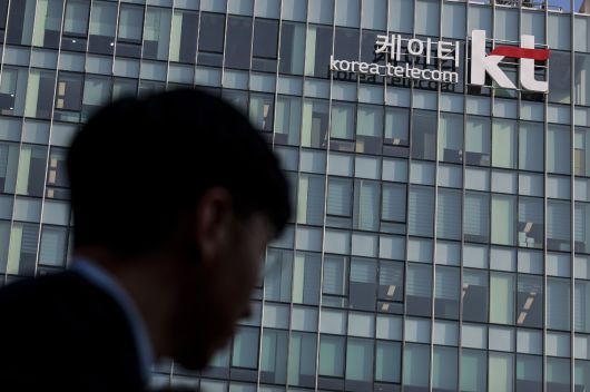 KT 침해사고 민관합동조사단이 불법 펨토셀을 통해 결제 인증정보 뿐만 아니라 문자·음성통화 탈취가 가능한 지에 대해서도 전문가 자문 및 추가 실험 등을 통해 조사해 나갈 계획이다. 서울 종로구 KT 본사. 뉴시스