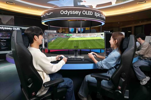 삼성전자 모델이 ‘오디세이 OLED G9’으로 최신 축구 게임을 즐기고 있다. 삼성전자 제공