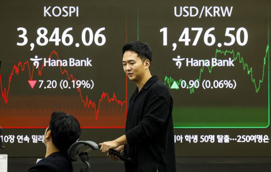 24일 서울 중구 하나은행 딜링룸에서 직원들이 업무를 보고 있다. 이날 코스피는 전 거래일(3853.26)보다 7.20포인트(0.19%) 내린 3846.06에, 코스닥 지수는 전 거래일(863.95)보다 7.51포인트(0.87%) 하락한 856.44에 거래를 마쳤다. 서울 외환시장에서 원·달러 환율은 전 거래일 주간거래 종가(1475.6원)보다 1.5원 오른 1477.1원에 주간 거래를 마무리했다. 뉴시스