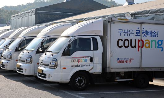 서울 서초구 쿠팡 서초1캠프에 쿠팡 배송차량이 대기하고 있다. 뉴시스