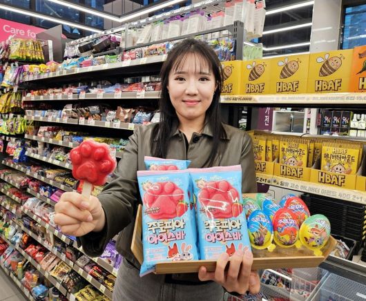 오는 7일부터 편의점 CU에서 판매되는 ‘주토피아 아이스바’를 모델이 들고 있다. 영화 ‘주토피아’에서 주인공 닉이 판매하는 아이스바를 구현했다. BGF리테일 제공.