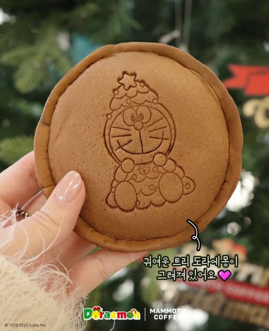 인기 만화 ‘도라에몽’의 주인공 도라에몽이 즐겨먹는 도라야끼를 재해석한 ‘도라에몽 초코 도라야끼’ 제품 이미지. 매머드커피 인스타그램 갈무리