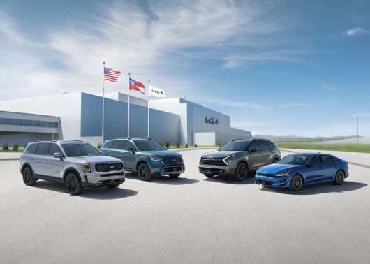 기아의 미국 조지아 주 생산 시설 앞에 주요 차들이 전시돼 있다. 기아 제공