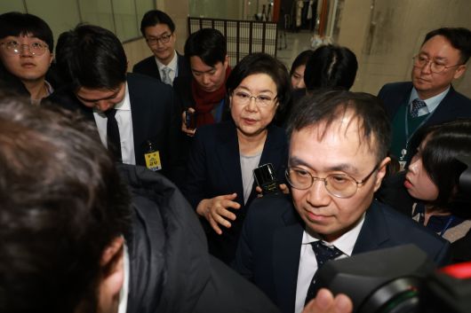 이혜훈 기획예산처 장관 후보자가 지난 19일 서울 여의도 국회에서 청문회 개최 대기 중 잠시 이동하고 있다. 뉴시스