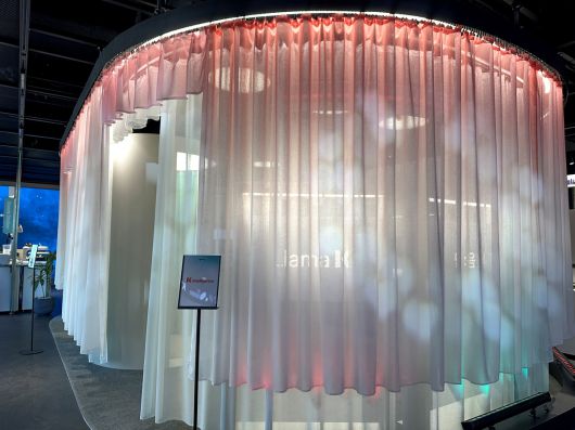 팝업 공간 ‘이음의 여정’에서는 현재 KT의 독자 AI 기술에 대한 설명을 듣고 AI 드로잉을 체험해 굿즈로 만들 수 있다. 이화연 기자