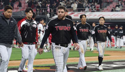 LG 선수단이 패배 후 더그아웃으로 돌아오고 있다. 사진=뉴시스