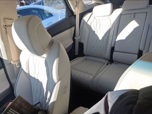 GV70의 내부 디자인은 밝은 베이지색이 두드러지는 가운데 검은색으로 선을 강조한 디자인으로 한층 고급스러운 분위기를 연출한다. 한준호 기자