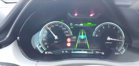 GV70의 고속도로 주행 보조장치를 작동시키자 계기판 상단에 초록색으로 이를 표시하는 녹색 표시 그림이 떠 있다. 한준호 기자