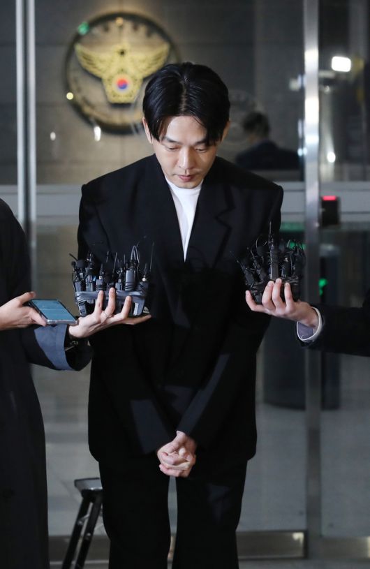 [서울=뉴시스] 김진아 기자 = 마약 투약 혐의를 받는 배우 유아인(37·본명 엄홍식)이 27일 서울 마포구 서울경찰청 마약범죄수사대에서 마약류 관리법 위반 혐의로 조사를 마친 뒤 취재진의 질문에 답하고 있다. 2023.03.27. bluesoda@newsis.com