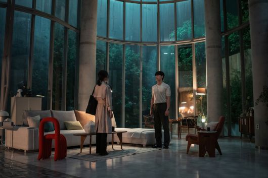 The Glory (L to R) Song Hye-kyo as Moon Dong-eun, Lee Do-Hyun as Joo Yeo-jeong in The Glory Cr. Graphyoda/Netflix © 2023