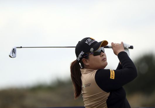 박인비가 티샷 후 타구를 바라보고 있다. 사진=AP/뉴시스