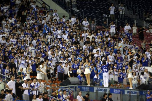 9일 잠실 두산 원정경기에서 삼성 응원단과 팬들이 뜨거운 응원을 펼치고 있다. 사진=삼성라이온즈 제공