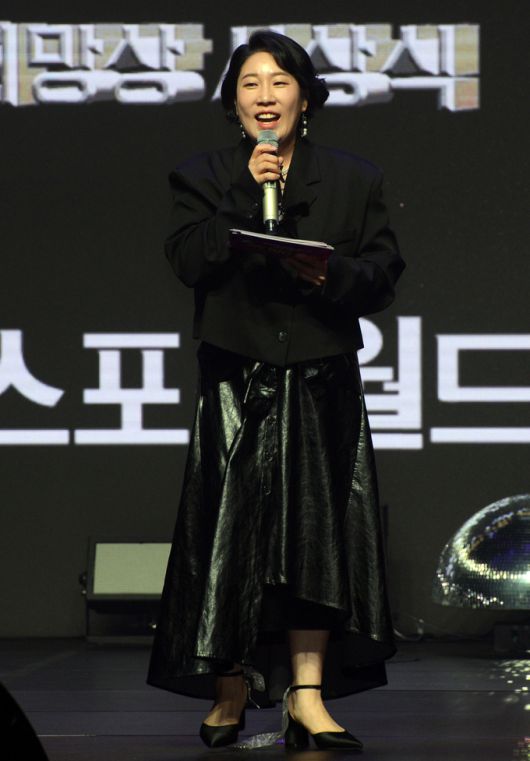 개그우먼 김영희가 9일 이촌동 노들섬 라이브하우스에서 열린 세계비즈앤스포츠월드 창간18주년기념 '다문화가정돕기 희망Big콘서트&월드희망상 시상식'에서 진행을 하고 있다. 사진=김두홍 기자 kimdh@sportsworldi.com