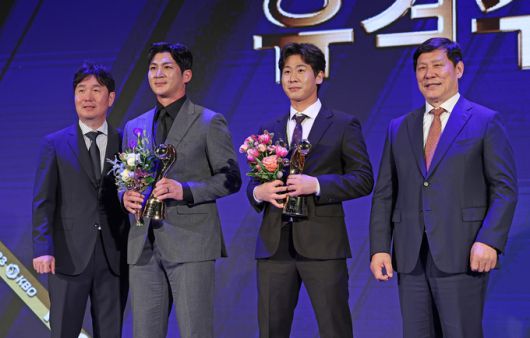 LG 오지환과 KIA 박찬호가 KBO리그 수비상 유격수 부문 수상 후 기념촬영하고 있다. 사진=KIA타이거즈 제공