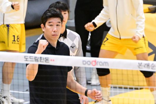 KB손해보험의 후인정 감독이 주먹을 불끈 쥐고 있다. 사진=KOVO 제공