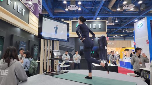 웰니스 코치가 인모션 시연에 나서고 있다. 사진=정희원 기자