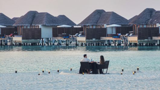 W몰디브에서는 프라이빗 디너가 가능하다. 사진은 백사장에서 둘만의 로맨틱한 식사를 하는 중인 연인들. 사진=정희원 기자