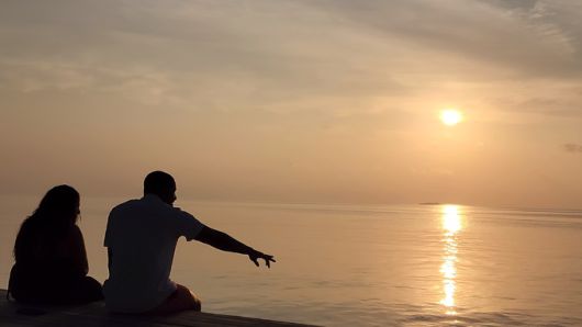 이른 아침 어웨이 스파를 찾아 몰디브의 일출을 바라보는 연인들. 사진=정희원 기자