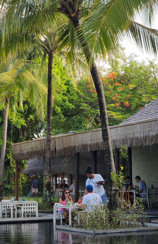 키친에서 식사 중인 고객들. 물에 발을 담그고 식사할 수 있다. 사진=정희원 기자